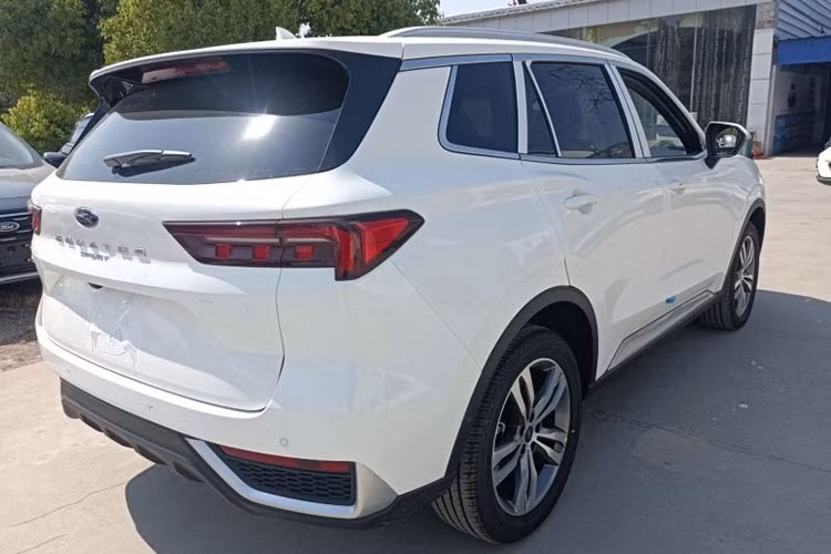 Trang bị an toàn nhiều khả năng sẽ có cả gói công nghệ Ford Co-Pilot360 gồm hệ thống kiểm soát hành trình thích ứng ACC, phanh khẩn cấp tự động AEB, hỗ trợ giữ làn đường LKA, hỗ trợ lái xe khi tắc đường, cảnh báo va chạm phía trước, cảnh báo chệch làn đường, cảnh báo điểm mù và cảnh báo phương tiện cắt ngang khi lùi.