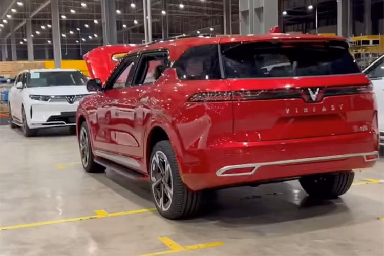 Có 2 gói thuê pin cho người dùng lựa chọn, cố định hoặc linh hoạt, trong đó gói linh hoạt có giá 1.100.000 đồng/tháng cho 500 km/tháng, khi đi quá cần trả thêm 2.200 đồng/km. Nếu có nhu cầu di chuyển nhiều, người dùng sử dụng VF9 có thể lựa chọn gói thuê pin cố định có giá 3.091.000 đồng/tháng, không giới hạn số km.