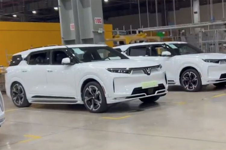 Với những ôtô điện được bán ra trong năm 2022 và 2023, VinFast sẽ cố định giá thuê pin mà không điều chỉnh tăng/giảm tương ứng theo giá xăng dầu và giá điện và ngày 1/12 hàng năm. Chính sách này sẽ áp dụng kể cả khi xe được chuyển nhượng.