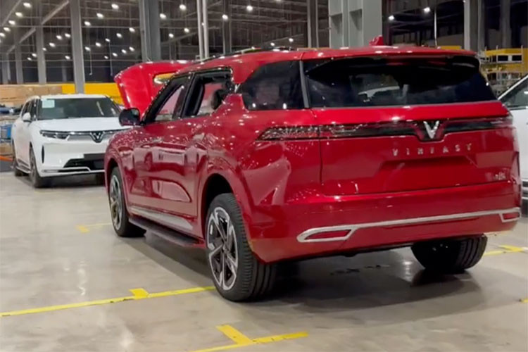 Có 2 gói thuê pin cho người dùng lựa chọn, cố định hoặc linh hoạt, trong đó gói linh hoạt có giá 1.100.000 đồng/tháng cho 500 km/tháng, khi đi quá cần trả thêm 2.200 đồng/km. Nếu có nhu cầu di chuyển nhiều, người dùng sử dụng VF9 có thể lựa chọn gói thuê pin cố định có giá 3.091.000 đồng/tháng, không giới hạn số km.