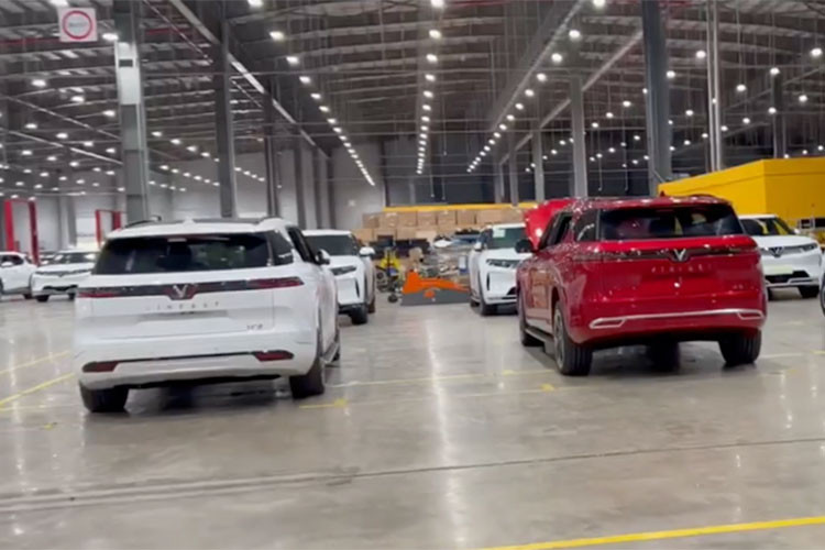 VinFast VF9 tại Việt Nam được phân phối với 2 phiên bản gồm Eco và Plus với giá bán lẻ đề xuất tương ứng là 1,443 tỷ và 1,572 tỷ đồng. Hiện tại, mẫu SUV điện cỡ E này cũng đàn em VF8 vẫn đang trong quá trình đặt cọc, dự kiến bắt đầu bàn giao cho khách Việt từ tháng 11 tới đây.