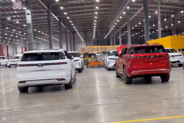 VinFast VF9 tại Việt Nam được phân phối với 2 phiên bản gồm Eco và Plus với giá bán lẻ đề xuất tương ứng là 1,443 tỷ và 1,572 tỷ đồng. Hiện tại, mẫu SUV điện cỡ E này cũng đàn em VF8 vẫn đang trong quá trình đặt cọc, dự kiến bắt đầu bàn giao cho khách Việt từ tháng 11 tới đây.