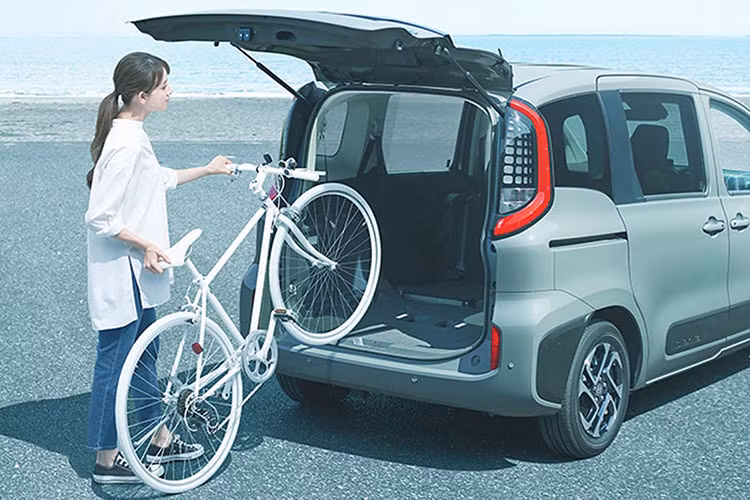 Trong khi đó, bản Z dùng đèn pha LED và đèn hậu LED kết hợp hiện đại hơn. Khác với 2 bản thấp hơn, đèn hậu của bản Z còn được trang trí bằng chi tiết mắt lưới giống Toyota Sienta thế hệ đầu tiên.Bên cạnh đó là viền hốc gió trung tâm màu bạc chỉ dành cho bản Z.