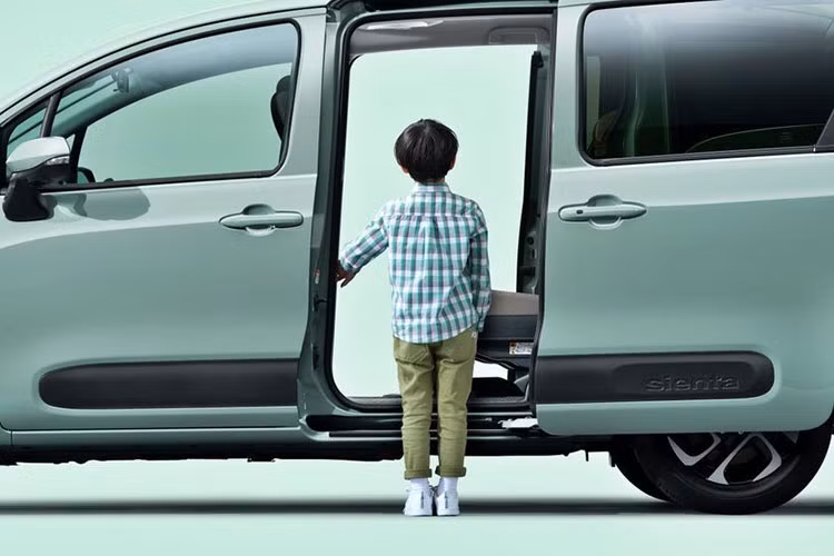 Dù ở bản nào, Toyota Sienta 2023 cũng dùng vành 15 inch. Bản thấp sẽ được trang bị vành bằng thép, đi kèm ốp mâm. Trong khi đó, bản cao cấp sử dụng vành bằng nhôm sơn 2 màu. Khách hàng có thể chi thêm tiền để lắp vành hợp kim 15 inch với thiết kế 4 chấu kép và sơn 2 màu cho mẫu MPV này.