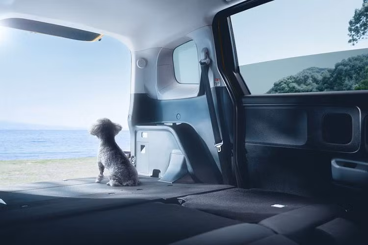 Bên cạnh đó là hệ thống hỗ trợ bám làn đường, cảnh báo lệch làn đường, hệ thống kiểm soát hành trình, nhận diện biển báo giao thông, cảnh báo khi phương tiện phía trước khởi hành, hỗ trợ lái xe chủ động, đèn pha thích ứng và công nghệ camera 360 độ, có thể hiển thị cả khu vực bên dưới gầm xe.