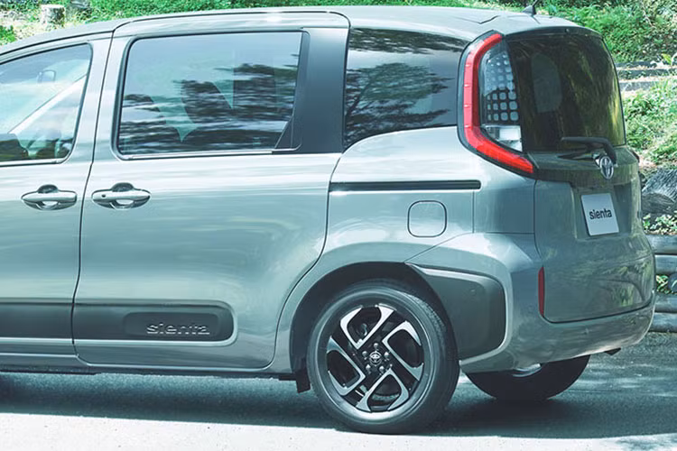 Được áp dụng phong cách thiết kế Shikakumaru, nghĩa là vừa tròn trịa vừa vuông vắn mà lại đơn giản, Toyota Sienta 2023 có một số điểm khác biệt giữa 3 phiên bản. Trong đó, bản X và G có ngoại hình khá tương đồng với nhau. Cụ thể, ở hai bản X và G, Toyota Sienta 2023 sẽ chỉ được trang bị đèn pha cũng như đèn hậu Halogen nên trông kém sang trọng hơn.