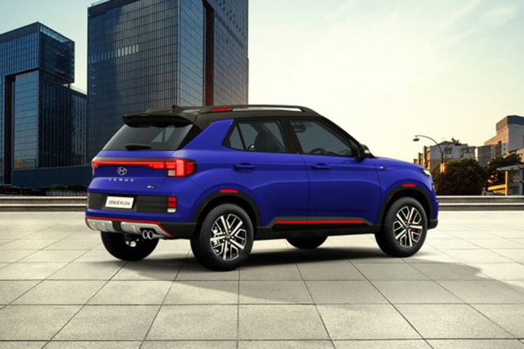 Qua những hình ảnh đầu tiên do hãng Hyundai tung ra, có thể thấy Venue N Line mới sở hữu thiết kế nổi bật hơn bản thường. Điều này được thể hiện qua thiết kế đầu xe với lưới tản nhiệt Parametric Jewel Grille hình chữ nhật, đi kèm mắt lưới đa điểm mạ crôm.