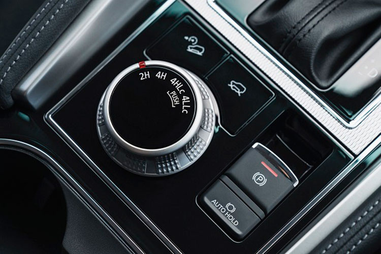 Bán tải Mitsubishi Triton 2023 được phát triển bởi liên minh Renault-Nissan-Mitsubishi, do vậy nền tảng thế hệ mới của mẫu bán tải cũng sẽ là nền tảng sử dụng trên Nissan Navara thế hệ tiếp theo. Nền tảng này cũng được áp dụng trên mẫu bán tải Renault Alaska dành cho thị trường Mỹ La Tinh và Châu Âu.