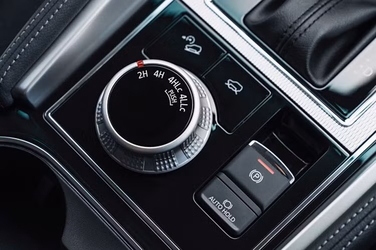 Bán tải Mitsubishi Triton 2023 được phát triển bởi liên minh Renault-Nissan-Mitsubishi, do vậy nền tảng thế hệ mới của mẫu bán tải cũng sẽ là nền tảng sử dụng trên Nissan Navara thế hệ tiếp theo. Nền tảng này cũng được áp dụng trên mẫu bán tải Renault Alaska dành cho thị trường Mỹ La Tinh và Châu Âu.