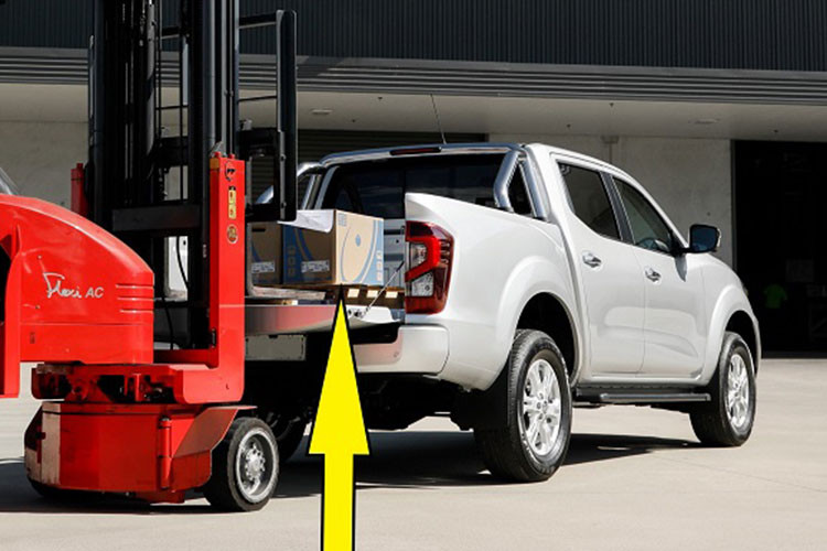 Mitsubishi Triton thế hệ 2023 vẫn khỏe khoắn với các đường gân dập nổi chạy dọc. Xét một cách tổng thể, ngoại hình của Triton sẽ có phần hầm hố hơn so với mẫu xe hiện hành. Tuy nhiên, đối với những ai ưa thích kiểu thiết kế Dynamic Shield, sự thay đổi này có thể đem đến nhiều lạ lẫm.