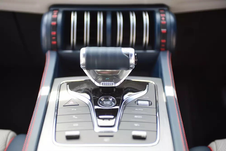 Bên cạnh đó, xe còn có camera 360 độ, 2 cảm biến trước, 4 cảm biến sau và hệ thống cảnh báo áp suất lốp. Khi mua BYD Atto 3, khách hàng Thái Lan có thể chọn các màu sơn là đỏ, xanh dương, xám, xanh lá và trắng. -