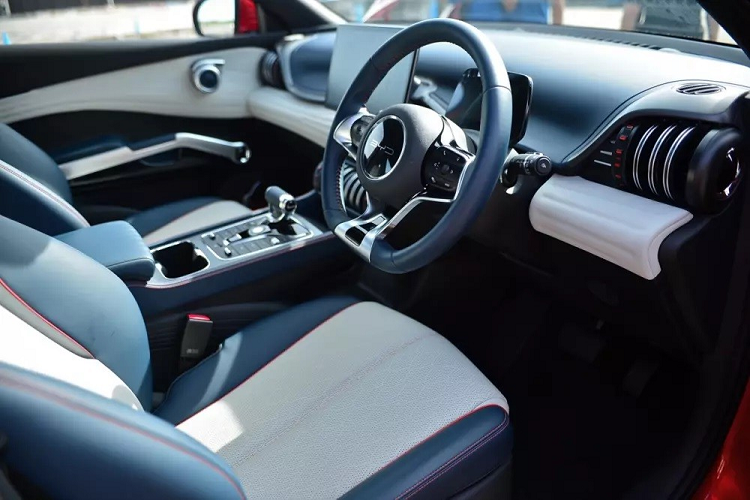 Ngay cả trang bị an toàn của BYD Atto 3 cũng rất đầy đủ. Ngoài 7 túi khí, mẫu ô tô điện Trung Quốc này còn có những tính năng an toàn chủ động ADAS như hệ thống kiểm soát hành trình thích ứng với Stop &amp; Go, phanh khẩn cấp tự động, cảnh báo va chạm phía trước, cảnh báo va chạm khi lùi, cảnh báo điểm mù, cảnh báo va chạm khi mở cửa, cảnh báo lệch làn đường, hỗ trợ giữ làn đường và cảnh báo có phương tiện chạy đến khi lùi.