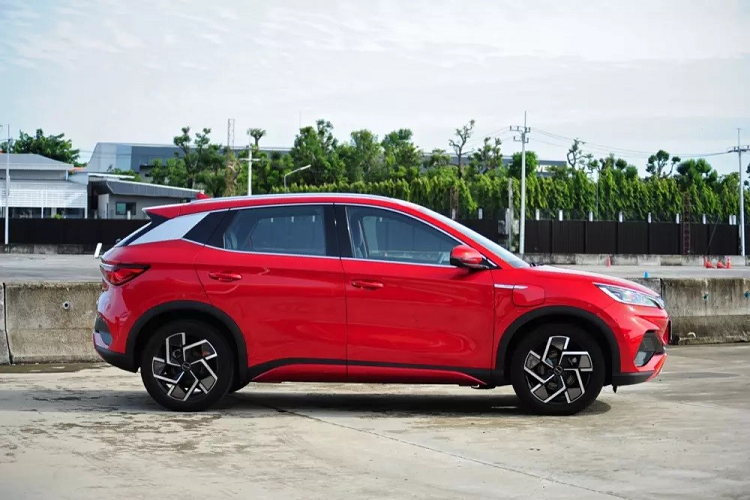 Được định vị trong phân khúc SUV cỡ C, mẫu ôtô điện Trung Quốc này sở hữu chiều dài 4.455 mm, chiều rộng 1.875 mm, chiều cao 1.615 mm và chiều dài cơ sở 2.720 mm. Nếu bán ở Việt Nam, BYD Atto 3 sẽ là đối thủ của VinFast VF e34 dù có kích thước nhỉnh hơn.