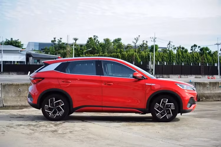 Được định vị trong phân khúc SUV cỡ C, mẫu ôtô điện Trung Quốc này sở hữu chiều dài 4.455 mm, chiều rộng 1.875 mm, chiều cao 1.615 mm và chiều dài cơ sở 2.720 mm. Nếu bán ở Việt Nam, BYD Atto 3 sẽ là đối thủ của VinFast VF e34 dù có kích thước nhỉnh hơn.