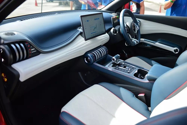 Bước vào bên trong BYD Atto 3, khách hàng Thái Lan sẽ bắt gặp không gian nội thất 5 chỗ ngồi với những điểm nhấn màu xanh dương, tương phản với màu xám Hazy Gray. Ghế của mẫu ô tô điện này được bọc bằng chất liệu da tổng hợp.