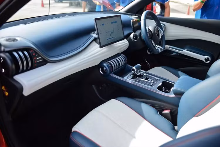 Bước vào bên trong BYD Atto 3, khách hàng Thái Lan sẽ bắt gặp không gian nội thất 5 chỗ ngồi với những điểm nhấn màu xanh dương, tương phản với màu xám Hazy Gray. Ghế của mẫu ô tô điện này được bọc bằng chất liệu da tổng hợp.