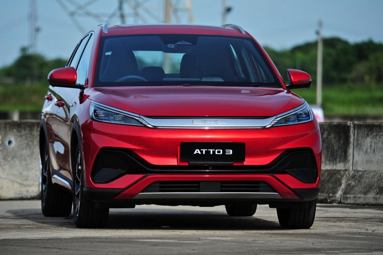 Thuộc phiên bản Extended Range nên BYD Atto 3 tại Thái Lan được trang bị mô-tơ điện có công suất tối đa 150 kW (khoảng 204 mã lực) và mô-men xoắn cực đại 310 Nm. Mô-tơ này đi với cụm pin BYD Blade Battery LFP với dung lượng 60,48 kWh và hệ dẫn động cầu trước. Nhờ đó, xe có thể tăng tốc từ 0-100 km/h trong thời gian 7,3 giây, chạy được 480 km sau khi sạc theo tiêu chuẩn NEDC hoặc 420 km theo tiêu chuẩn WLTP.