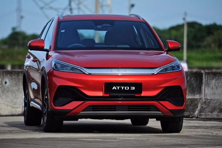 Thuộc phiên bản Extended Range nên BYD Atto 3 tại Thái Lan được trang bị mô-tơ điện có công suất tối đa 150 kW (khoảng 204 mã lực) và mô-men xoắn cực đại 310 Nm. Mô-tơ này đi với cụm pin BYD Blade Battery LFP với dung lượng 60,48 kWh và hệ dẫn động cầu trước. Nhờ đó, xe có thể tăng tốc từ 0-100 km/h trong thời gian 7,3 giây, chạy được 480 km sau khi sạc theo tiêu chuẩn NEDC hoặc 420 km theo tiêu chuẩn WLTP.