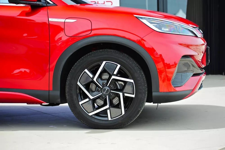 BYD Atto 3 hỗ trợ cả sạc chậm AC Type 2 hoặc sạc nhanh DC 80 kW. Thời gian sạc bằng bộ sạc AC là 8 tiếng đồng hồ. Ngoài ra, mẫu ô tô này còn có thể cung cấp nguồn điện 2,2 kW để chạy các thiết bị điện ngoài xe, phù hợp với việc đi dã ngoại, cắm trại ngoài trời.