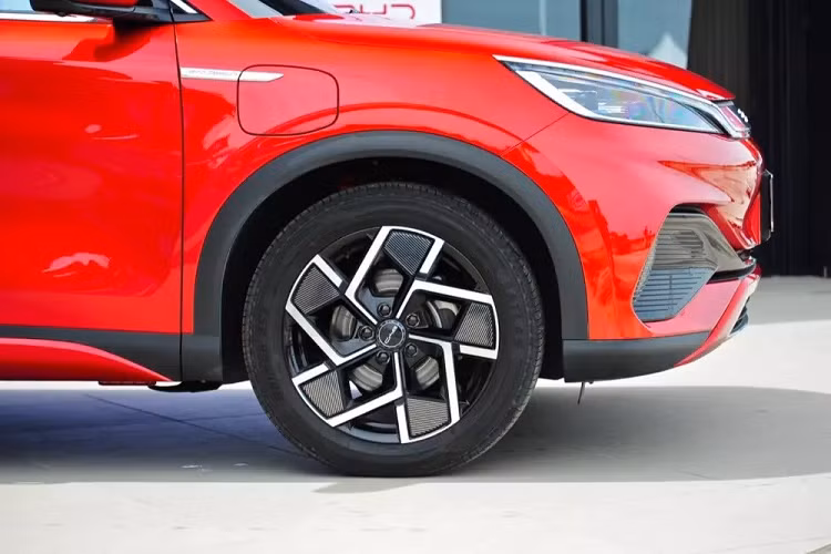 BYD Atto 3 hỗ trợ cả sạc chậm AC Type 2 hoặc sạc nhanh DC 80 kW. Thời gian sạc bằng bộ sạc AC là 8 tiếng đồng hồ. Ngoài ra, mẫu ô tô này còn có thể cung cấp nguồn điện 2,2 kW để chạy các thiết bị điện ngoài xe, phù hợp với việc đi dã ngoại, cắm trại ngoài trời.