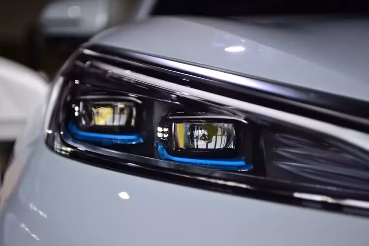 Không chỉ có phạm vi hoạt động khá dài sau khi sạc pin, BYD Atto 3 còn được trang bị khá tốt, đúng như truyền thống của ô tô Trung Quốc. Cụ thể, mẫu SUV điện cỡ C này có đèn pha LED tự động, tích hợp dải đèn LED định vị ban ngày và tính năng chờ dẫn đường, đèn hậu LED với đèn báo rẽ tuần tự, cửa cốp chỉnh điện, gương chiếu hậu có sấy kính/chỉnh điện/gập điện, vành hợp kim 18 inch, lốp 215/55R18, baga nóc và cửa sổ trời toàn cảnh Panorama chống kẹt.