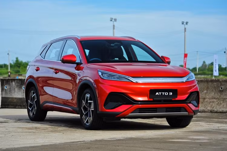 Vào hồi đầu tháng 8 năm nay, hãng ôtô Trung Quốc BYD đã chính thức ra mắt thị trường Thái Lan. Đến nay, mẫu xe BYD Atto 3 chạy điện đầu tiên của hãng cũng đã có mặt tại thị trường Thái Lan.