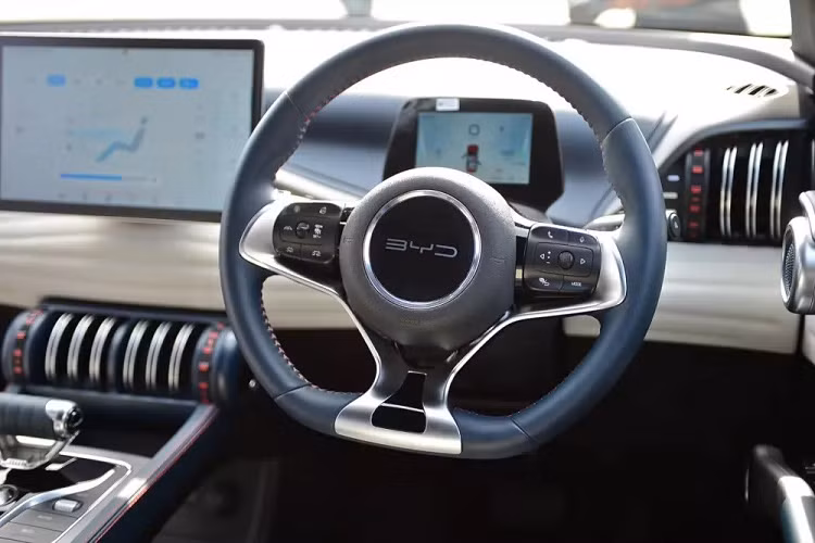 Trước mặt người lái là vô lăng tích hợp phím chức năng...