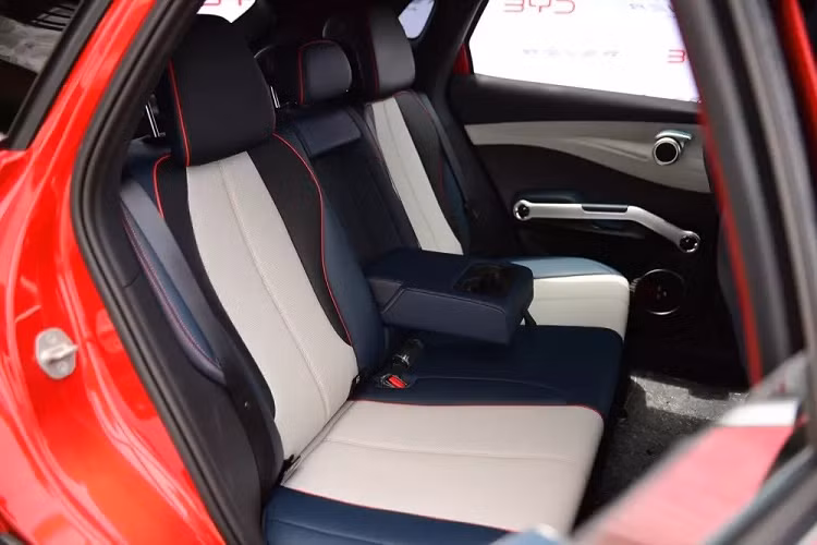 Ghế phụ lái có thể chỉnh điện 4 hướng trong khi ghế sau gập 60:40.