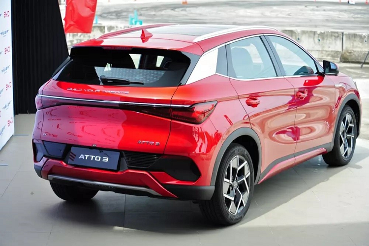 Tại thị trường Thái Lan, mẫu xe SUV điện BYD Atto 3 chỉ được phân phối với đúng 1 phiên bản là Extended Range. Mức giá xe BYD Atto 3 2022 khởi điểm từ 1,199 triệu Baht (khoảng 755 triệu đồng).