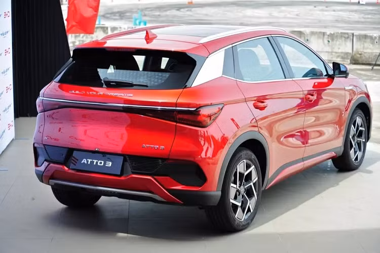 Tại thị trường Thái Lan, mẫu xe SUV điện BYD Atto 3 chỉ được phân phối với đúng 1 phiên bản là Extended Range. Mức giá xe BYD Atto 3 2022 khởi điểm từ 1,199 triệu Baht (khoảng 755 triệu đồng).