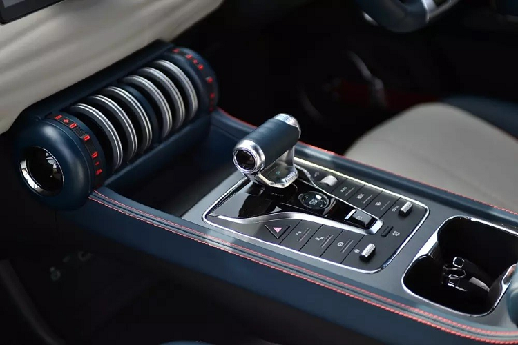 Bên cạnh đó là cổng USB Type A/Type C cho cả 2 hàng ghế, hệ thống đèn viền LED nội thất, ổ điện 12V, mở cửa bằng thẻ từ, điều hòa tự động và lọc không khí PM2.5.