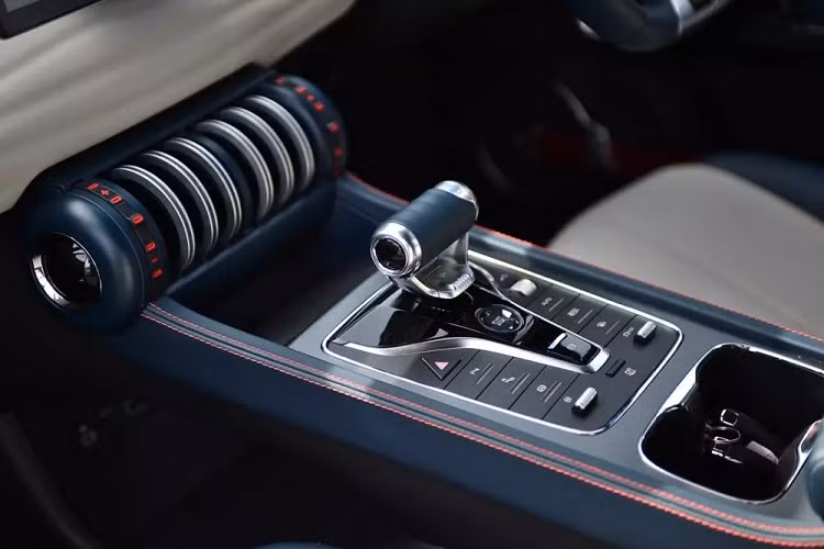 Bên cạnh đó là cổng USB Type A/Type C cho cả 2 hàng ghế, hệ thống đèn viền LED nội thất, ổ điện 12V, mở cửa bằng thẻ từ, điều hòa tự động và lọc không khí PM2.5.