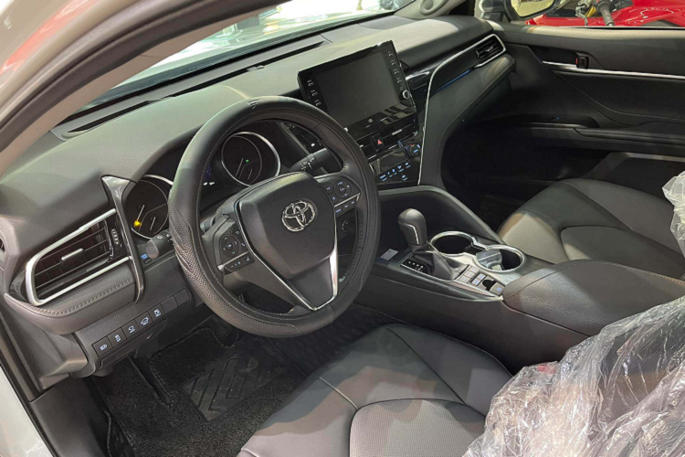 Ở hai phiên bản cao cấp nhất này, Camry 2022 sở hữu nhiều options như màn hình cảm ứng 9 inch hỗ trợ đa kết nối, gói an toàn và hỗ trợ lái Toyota Safety Sense 2.0, camera 360 độ, cửa sổ trời, sạc điện thoại không dây.