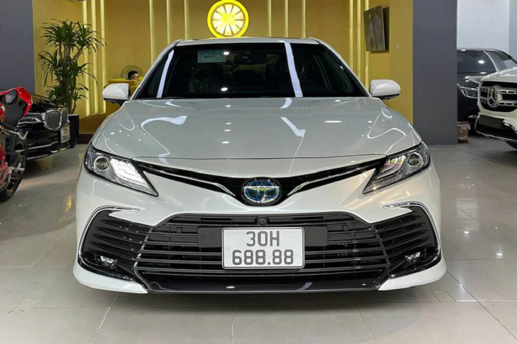 Chiếc Toyota Camry 2022 bản 2.5HV biển số đẹp 30H – 688.88 mang ý nghĩa trong phong thuỷ là “Lộc Phát - Tứ Phát” này đang được chào bán với giá hơn 3 tỷ đồng. Tầm giá này ngang giá những chiếc xe sang như Mercedes-Benz E300 AMG 2022 (3,129 tỷ đồng) hay hơn giá bán của một chiếc Lexus ES 250 F Sport (2,680 tỷ đồng). 