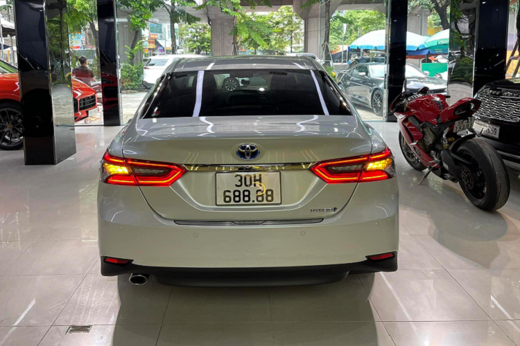 Trên thực tế, phiên bản 2.5HV cao cấp nhất của mẫu xe sedan Toyota Camry 2022 tại thời điểm này đang khan hàng, khi phiên bản này được đưa về đại lý với số lượng có hạn. Nếu muốn sở hữu Camry 2.5HV 2022, khách hàng sẽ phải chờ đợi nhiều tháng trời mới có xe. Phiên bản cao cấp thêm biển số đẹp, đây là lý do khiến chủ xe tự tin chào bán với mức giá hơn 3 tỷ đồng.
