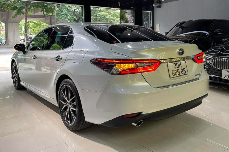 Mặc dù giá cao, nhưng chiếc Camry này khả năng sẽ sớm có chủ mới, vì Camry là dòng xe được “nhà giàu” Việt ưa chuộng bởi nhiều lý do như: động cơ bền bỉ, thiết kế đẹp, nội thất rộng rãi đặc biệt là hàng ghế thứ 2 nổi bật trong phân khúc. Đi cùng với thương hiệu xe phổ thông phù hợp với nhiều lối sống của chủ xe. Đặc biệt là những khách hàng không muốn phô trương quá nhiều.
