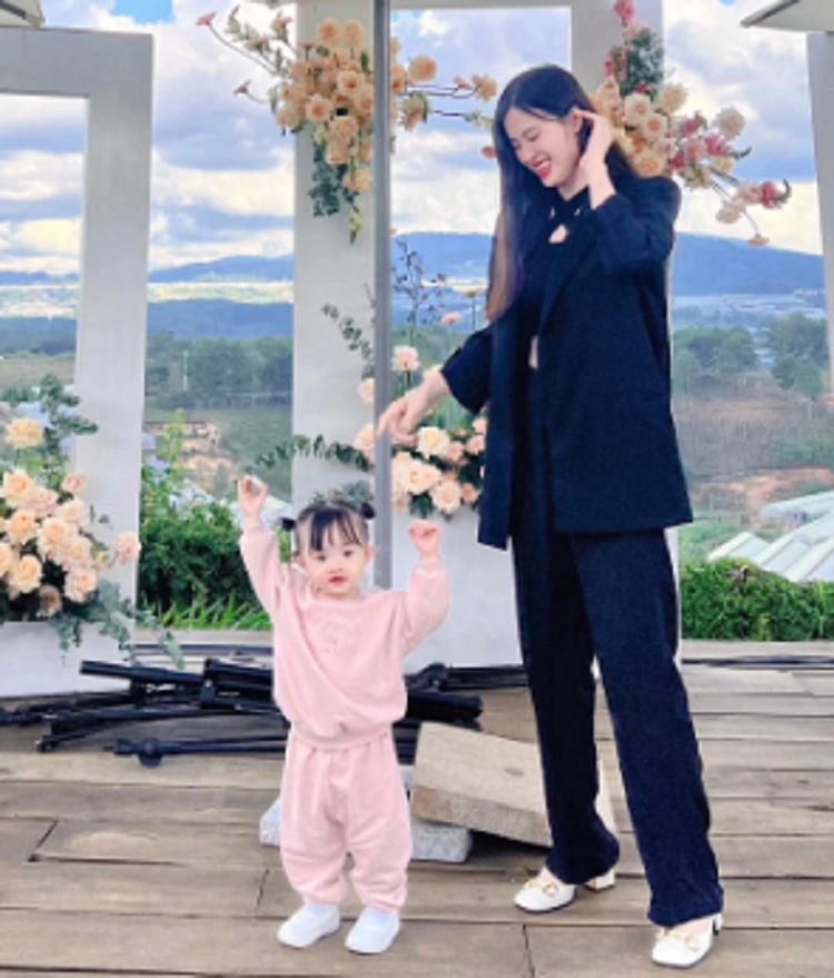 Ai nu nha Dong Nhi moi 1 tuoi da theo chan me di dien