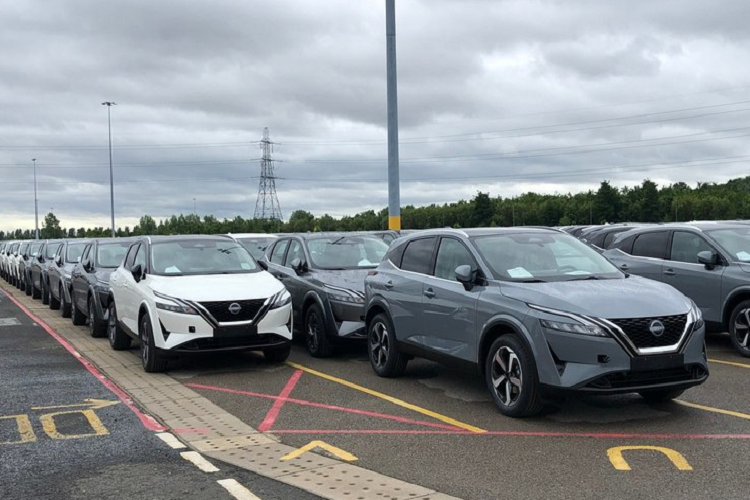 Về kích thước, Nissan Ariya 2022 chạy điện có chiều dài là 4.595 mm, chiều rộng 1.850 mm, chiều dài cơ sở 2.775 mm. Mẫu xe này sở hữu phần diện mạo rất ấn tượng với ngôn ngữ thiết kế V-Motion nâng cấp tạo nên cái nhìn trẻ trung và hiện đại.