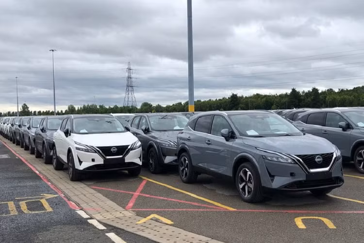 Về kích thước, Nissan Ariya 2022 chạy điện có chiều dài là 4.595 mm, chiều rộng 1.850 mm, chiều dài cơ sở 2.775 mm. Mẫu xe này sở hữu phần diện mạo rất ấn tượng với ngôn ngữ thiết kế V-Motion nâng cấp tạo nên cái nhìn trẻ trung và hiện đại.