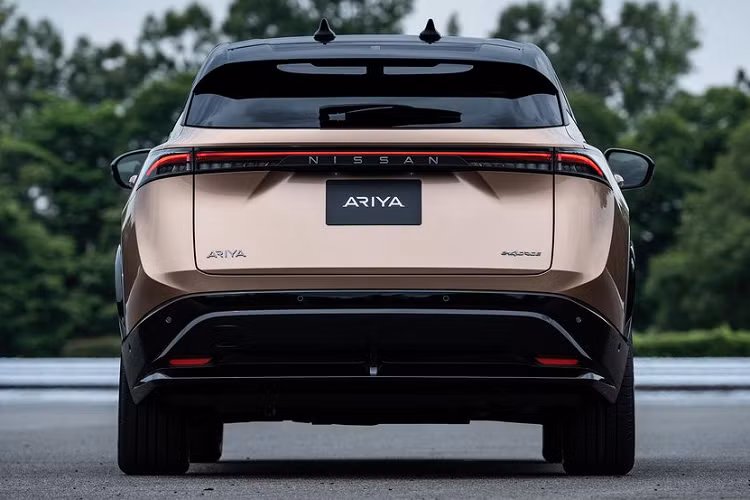 Phiên bản Nissan Ariya 2022 cao cấp nhất có khả năng tăng tốc 0-100 km/h trong 5,1 giây và đạt tốc độ tối đa 200 km/h. Phiên bản thấp nhất mất 7,5 giây để tăng tốc 0-100 km/h.