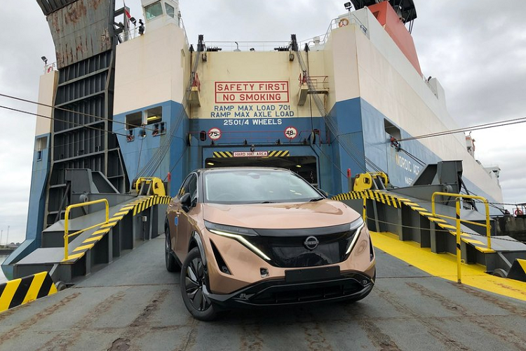 Nhìn ngang hông xe, Nissan Ariya mặc dù là một mẫu crossover thuần điện nhưng kiểu dáng lại mang hơi hướng SUV lai Coupe với phần mui phía sau vát nhẹ xuống đuôi, tạo cảm giác mềm mại hơn rất nhiều. Ariya được trang bị bộ mâm kích thước cao nhất tới 21 inch.