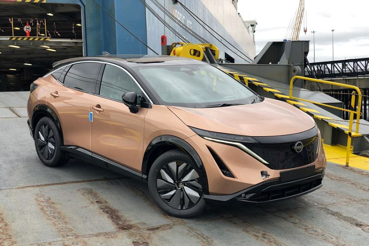 Phần đầu xe nổi bật với những đường nét sắc sảo, bộ lưới tản nhiệt hình chữ V cỡ lớn, cụm đèn LED thanh mảnh cùng cản dưới to bản khoẻ khoắn.