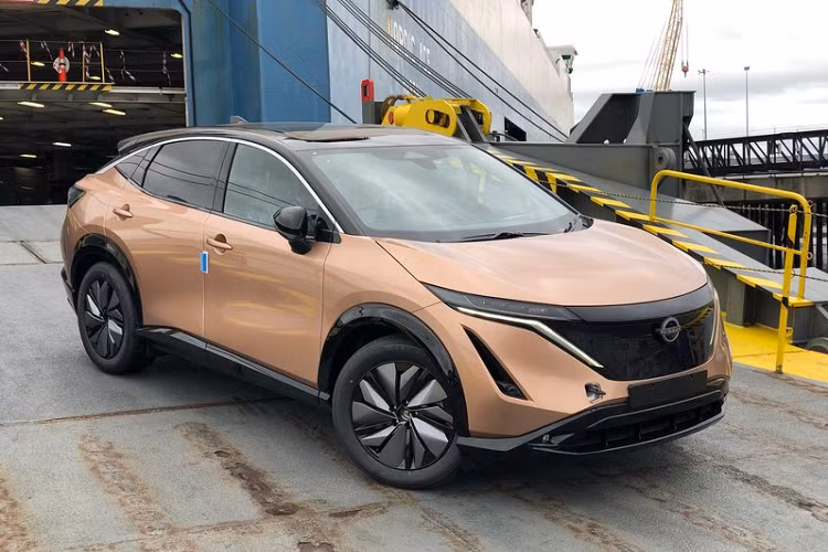 Phần đầu xe nổi bật với những đường nét sắc sảo, bộ lưới tản nhiệt hình chữ V cỡ lớn, cụm đèn LED thanh mảnh cùng cản dưới to bản khoẻ khoắn.