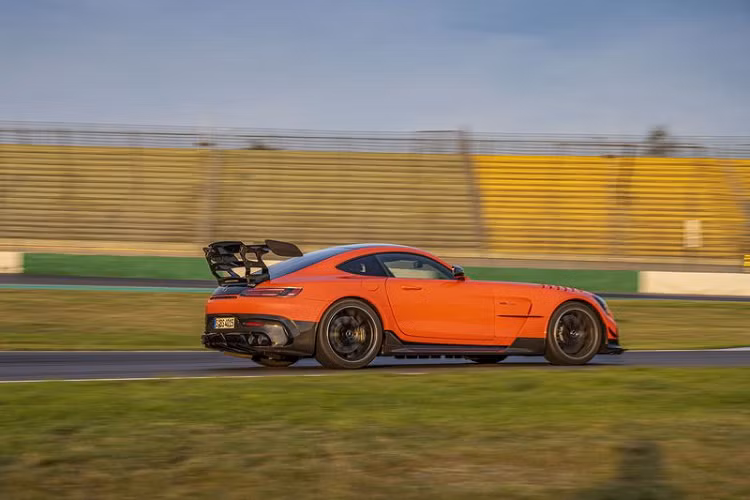 Tại thời điểm đó, AMG GT Black Series được ca ngợi là mẫu xe đứng đầu về hiệu suất của thương hiệu ngôi sao ba cánh, cho đến khi AMG One ra mắt. Hiện tại, có vẻ tất cả Mercedes-AMG GT Black Series 2022 đều đã được chế tạo hoàn tất. Khách hàng mua xe không cần phải chờ đợi nữa.