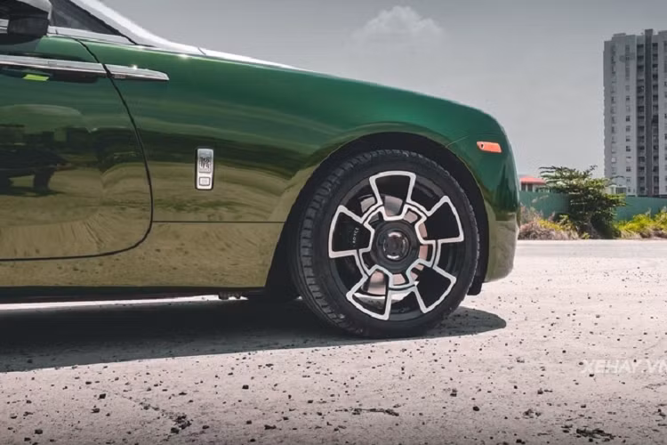 Về thiết kế tổng thể, Rolls-Royce Wraith 2015 sở hữu những đường nét thiết kế mang đậm giá trị lâu đời của thương hiệu xe siêu sang Anh Quốc. 