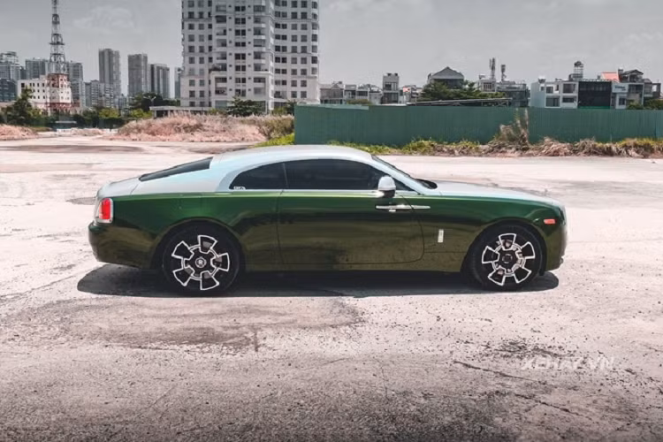 Chiếc Rolls-Royce Wraith đời 2015 này được trang bị động cơ W12 tăng áp kép, dung tích 6.6L, công suất tối đa 624 mã lực, mô-men xoắn 800Nm.