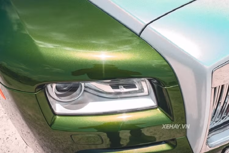 Rolls-Royce Wraith thuộc dòng xe 2 cửa với 4 chỗ ngồi. Kích thước của xe lần lượt là 5.269 x 1.947 x 1.507 mm, tương ứng chiều dài x rộng x cao, chiều dài cơ sở đạt 3.112 mm, trọng lượng không tải 2.360 kg và thể tích cốp xe tới 470L. 