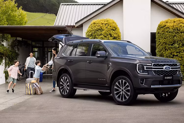 Về động cơ và hệ truyền động, Ford Everest 2022 tiếp tục sử dụng cấu hình khung gầm rời (body on frame) chia sẻ từ bán tải Ranger 2022. Everest mới có chiều dài cơ sở dài hơn 50 mm (1,9 inch) so với thế hệ cũ. Tất cả các phiên bản của Everest thế hệ mới đều được trang bị bảo vệ gầm, khóa vi sai phía sau, các chế độ lái địa hình có thể lựa chọn và hai móc kéo ở phía trước. Everest cũng có độ sâu lội nước 800 mm (31,4 inch).