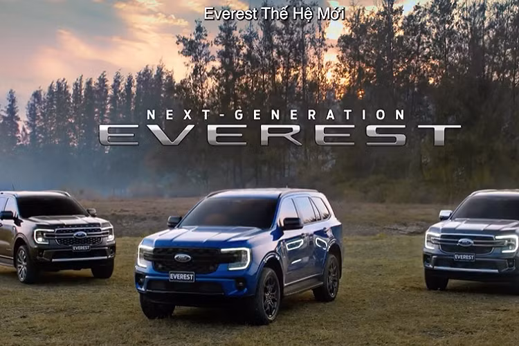 Ford Everest 2022 thế hệ mới được “lột xác” toàn diện về thiết kế, phần đầu xe Everest 2022 sở hữu cụm đèn pha full-LED cỡ lớn, tích hợp dải đèn LED định vị tạo hình chiếc boomerang, tương tự như phong cách thiết kế của “người anh em” bán tải Ranger 2022. Lưới tản nhiệt thiết kế đơn giản, sử dụng một nan chính giữa nối liền cụm đèn pha LED.