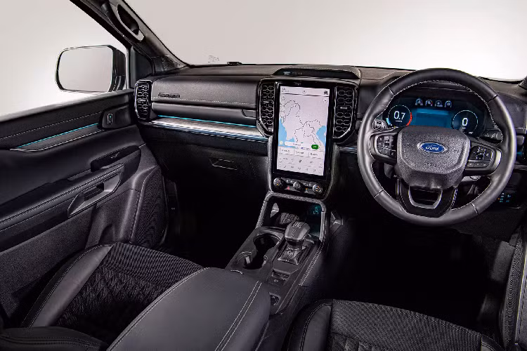 Ngoài ra, các phiên bản Ambiente, Trend và Sport có cụm đồng hồ kỹ thuật số 8 inch trong khi phiên bản Platinum có màn hình 12,4 inch lớn hơn. Các màn hình đang chạy hệ thống SYNC 4A mới nhất của Ford.